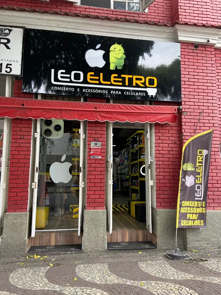 Fachada da loja Leo Eletro em Bangu, com letreiro, toldo vermelho e bandeira da marca
